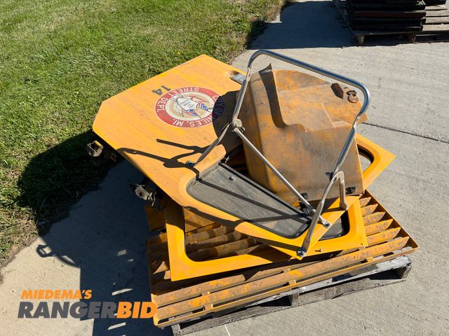 Lot 30-3711 - 1996 International 4900 Hood doors, mirror bracket Municipality owned, seller will load.