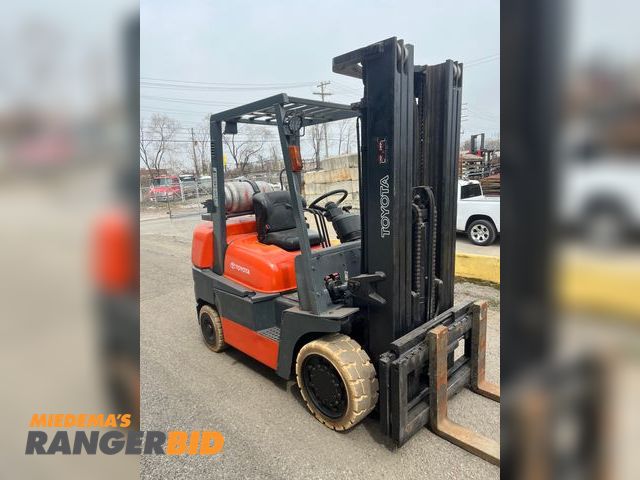 Lot 30-2116 - Toyota  52-6fgcu35 Forklift Toyota forklift 7000 LBS capacity 
3 stage with side shift 
Run and driv...