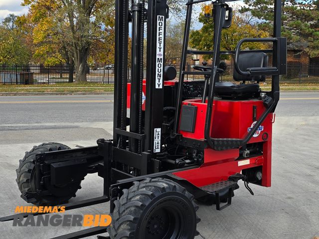 Lot 30-12007 - Moffett 5,000lbs Capacity Pneumatic Forklift Model M5000, see video for operation, sold as is where is, make your own inspection, forkl...