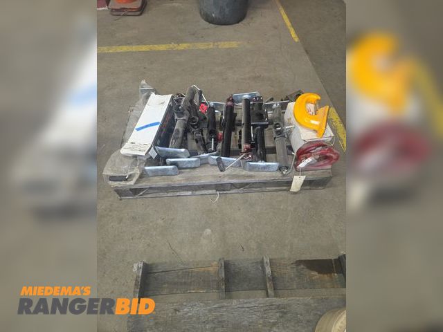 Lot 30-5034 - Pallet of trailer jacks and lifting hooks