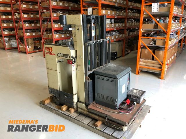 Lot 30-44 - Crown RS-3000 Series RS3510-40 Electric Battery Forklift Ride on Lift Truck Die Mover, 24V, w/ Charg...