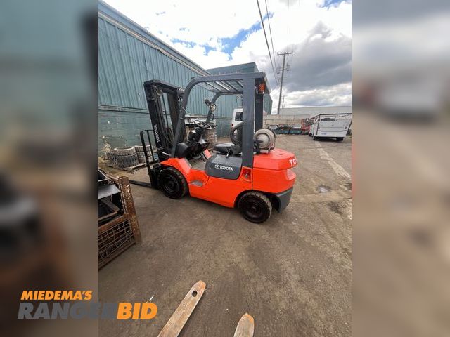 Lot 30-979 - Toyota 7fgu25 Forklift Toyota pneumatic forklift 
3 stage with side shift run on gas and propane 
Hours 10606
Run and drive see video below
