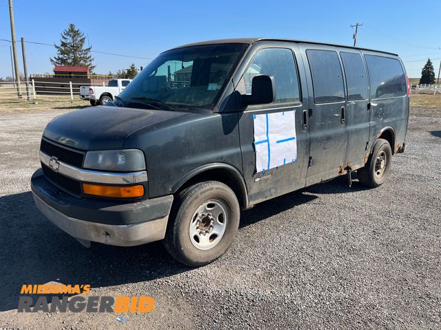 Lot 30-10304 - 2004 Chevrolet Express with a 6.0L V8 OHV 16V engine. Passenger Van RWD