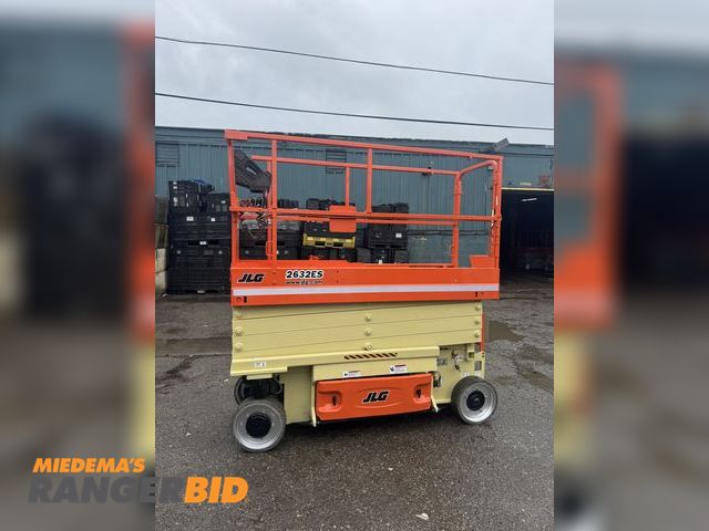 Lot 30-2256 - 2015 JLG 2632ES Scissor Lift JLG 2632ES everything working brand new battery see video below