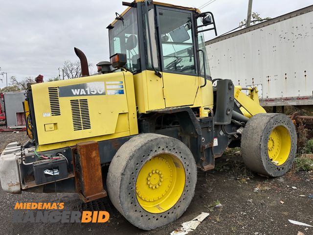 Lot 30-10088 - KOMATSU WA150 Wheel Loader KOMATSU WA150 with SOLIDS. Runs and Drives great, heavy Duty