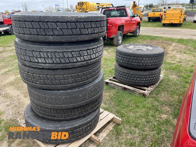 Lot 30-4718 - Lot of (8) tires and (2) rims 11R22.5 and 385/65R22.5