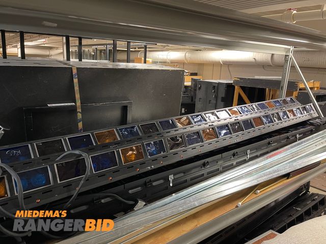 Lot 30-10194 - Theater / Performing Arts Lighting (large quantity- see description)