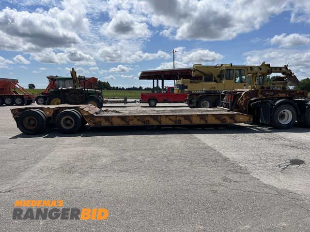 Lot 30-10649 - 1 1 1 Semi-Trailer
