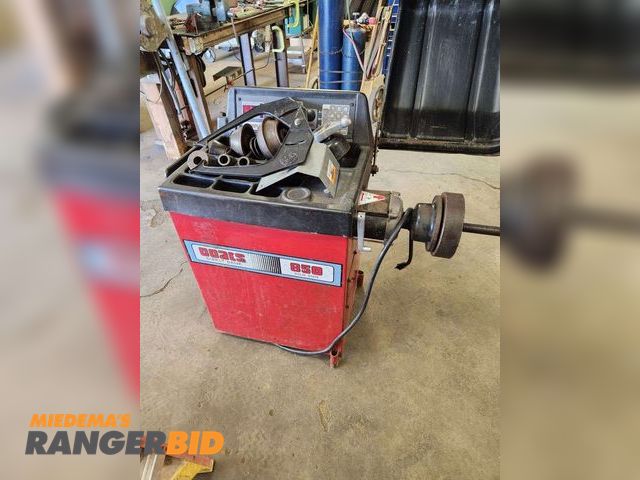 Lot 30-3675 - Coats 850 Tire Balancer Runs and operates however, every once and a while it gives an incorrect reading and needs...