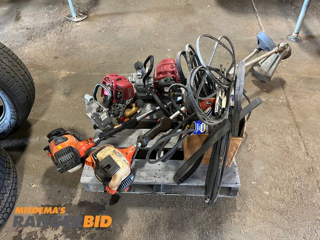 Lot 30-4037 - Gas Powered Lot of (2) Echo spin trimmers, (2) Honda pumps, and box of belts. The spin trimmers work, the pumps have good motors however the pump does not work. Municipality owned. Seller will load.