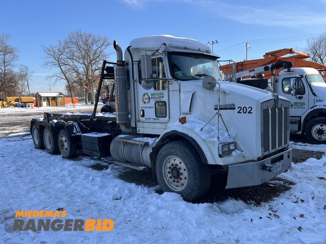 Lot 30-4226 - 2005 Kenworth Tri-Axle Roll Off