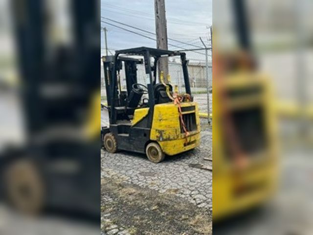 Lot 30-1004 - 1999 Clark CGC40 Forklift 8000# max load capacity, 198" max lifting height, 3-stage mast, side shift...
