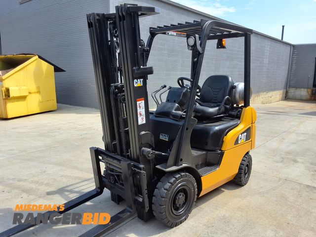 Lot 30-258 - 2021 Caterpillar 3,000lbs Capacity Pneumatic  Forklift  - See Video for Operation