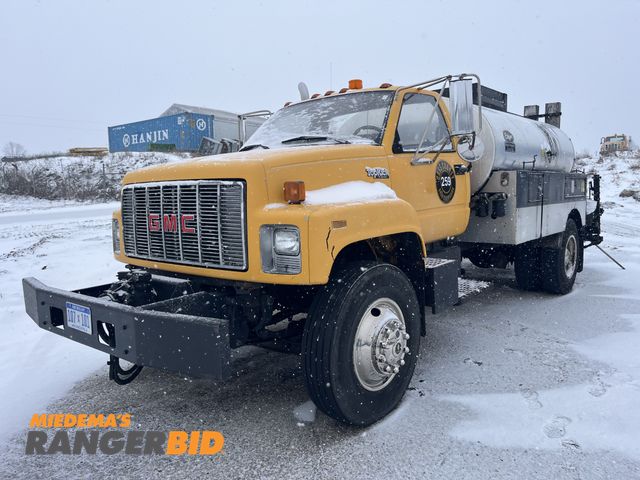 Lot 30-4601 - 1994 GMC C7 Topkick 4X2 Etnyre Black Topper S-2000 Tar Distributor (1250 GALLON)