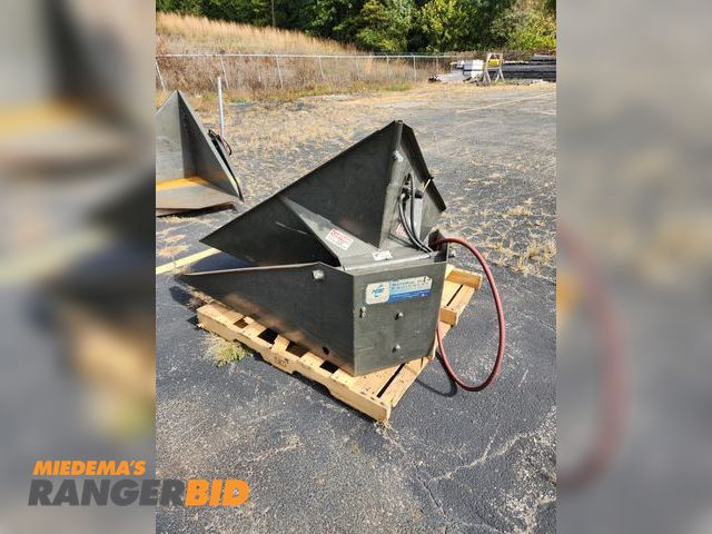 Lot 30-1104 - Pneumatic Gaylord tipper, used