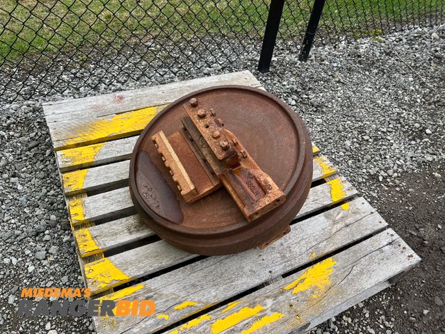 Lot 30-2582 - 2005 John Deere 700H LGP Dozer Front Track Idler