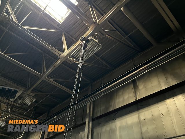 Lot 30-4517 - Hoists