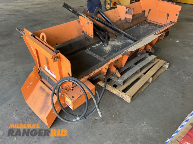 Lot 30-1662 - Monroe Salt and Ice 00015239-A Cross Auger Conveyor