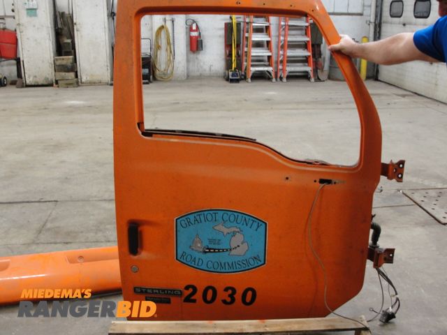 Lot 30-10283 - Sterling LT9513 used body parts including:  2005 Sterling LT 9513 door, plastic dash piece, visor, f...