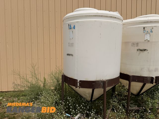 Lot 30-3179 - 500 Gallon Poly Tank with stand. no leaks