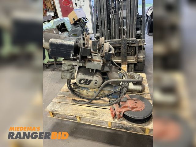 Lot 30-10571 - CM Loadstar 2 Ton Overhead Hoist with power trolley, cord reel, and pendant