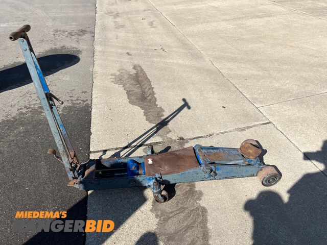 Lot 30-2929 - Heavy duty floor jack. Municipality owned. Unknown capacity.