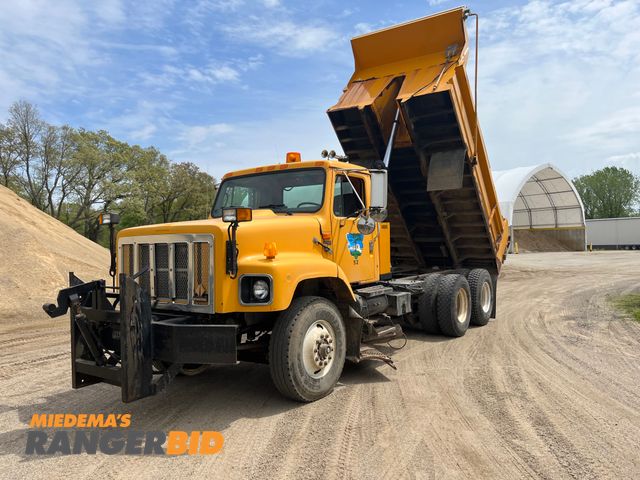 Lot 30-2086 - 2000 International 2674 6x4 with a 10.8L L6 DIESEL Dump Truck