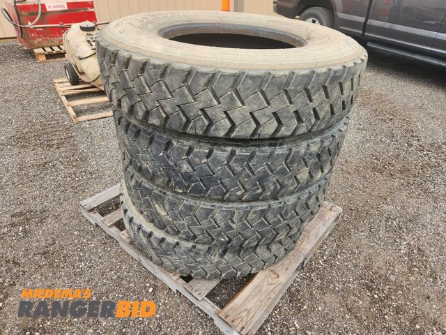 Lot 30-1602 - (4) Used 11R 22.5 Drive tires
