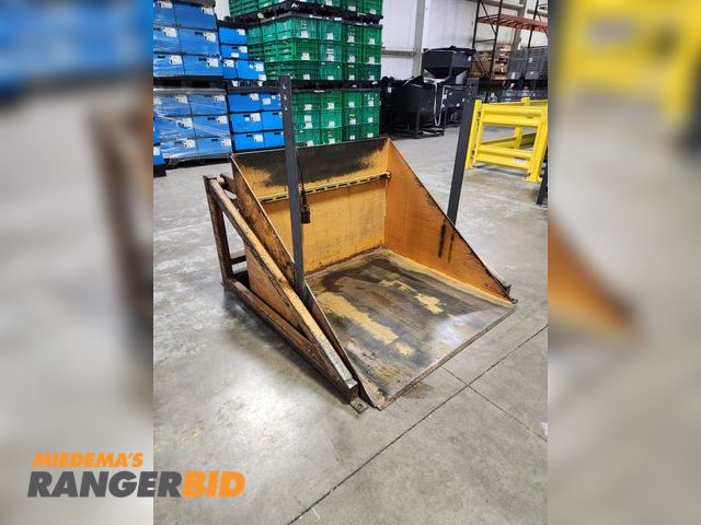 Lot 30-10253 - Econo Lift Hydraulic tilt bucket, Model DO-HPT40, 4000lb capacity. serial # 100781