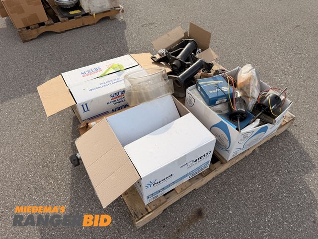 Lot 30-3585 - Pallet of truck parts and accessories... see pics.