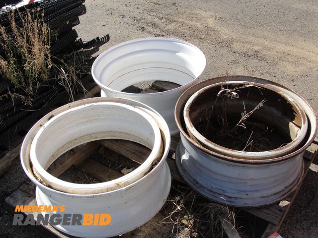 Lot 30-4853 - 1 mounted tire and wheel, 3 loose wheels