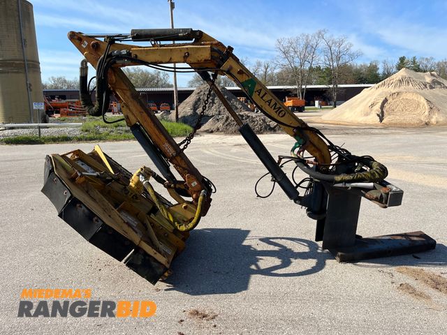 Lot 30-666 - Alamo Boom Axe / Brush Cutter / Boom Mower Versa year is 2003