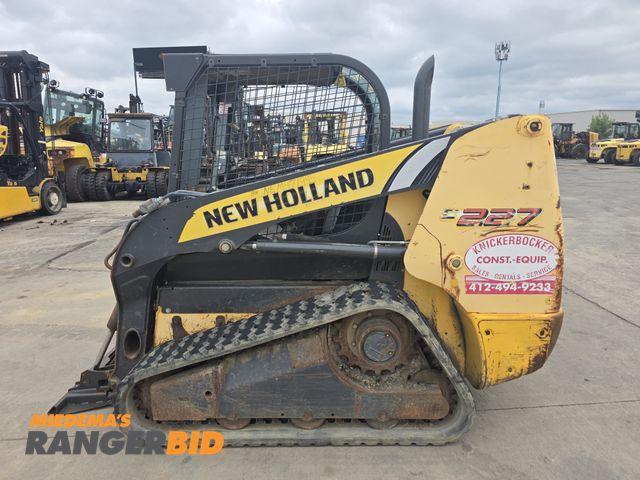 Lot 30-11384 - 2014 New Holland C227 Tracked Skid Steer