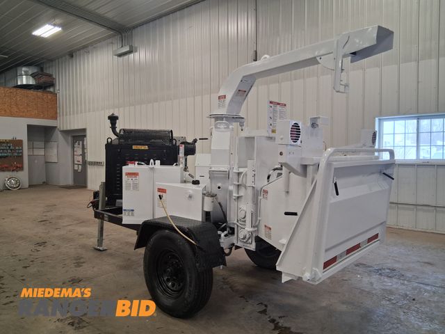 Lot 30-11198 - 2016 Bandit 20UC 12" disc wood chipper with a 12" pintle hitch, 16" feeder drum and hour meter reads...