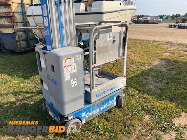 Lot 30-3821 - Genie GR-20 Runabout Lift Scissor Lift