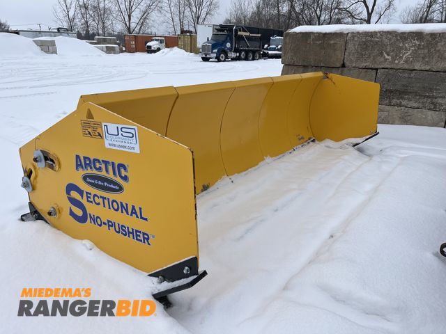 Lot 30-4881 - Arctic Sectional Snow Pusher 13'6" with CAT 924, 930, 938 adapter