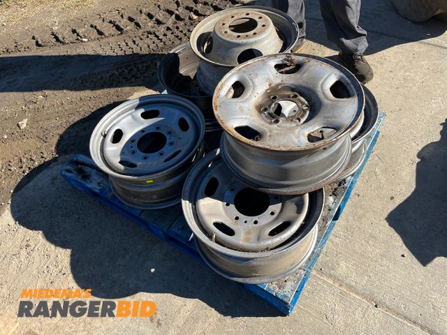 Lot 30-3725 - (6) truck rims. 4 are off a 2017 Ford F-250