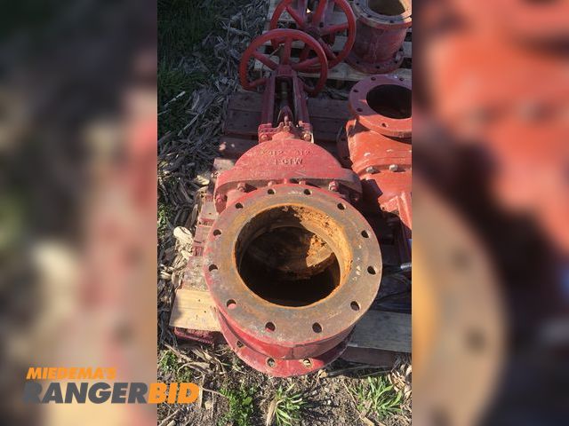 Lot 30-27D - 1 12" flanged gate valve, used, stamped 312-412 TCIW 175, see photo's.  
Seller can help load