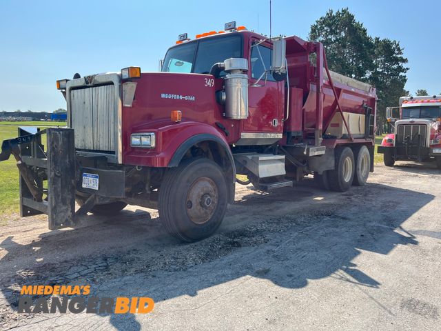 Lot 30-3958 - 2008 Western Star 4900 FA with a 12.8L L6 DIESEL engine. Dump Truck