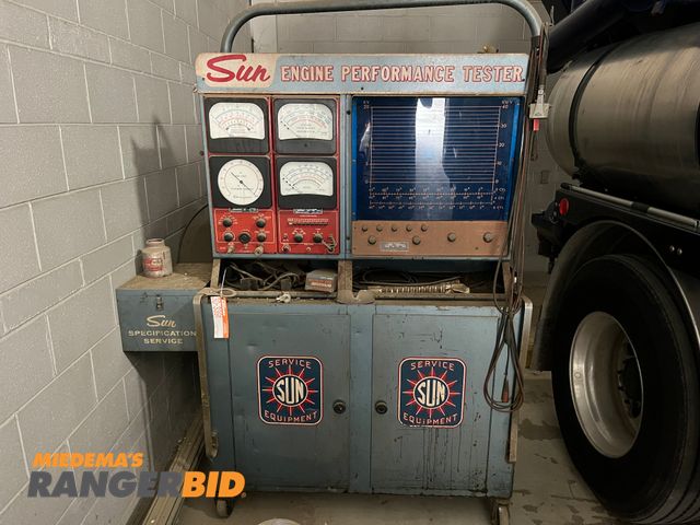 Lot 30-3391 - Sun TUM-20 Engine Performance Tester (Antique) Believed to be in working condition. Comes with manuals and tools shown. Municipality owned. Seller will load.