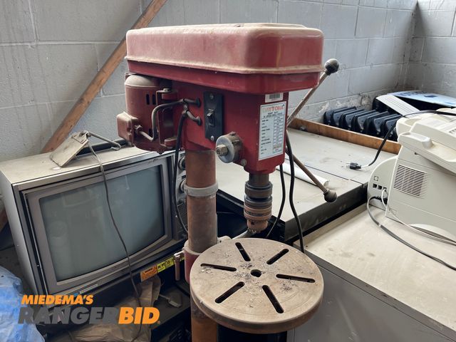 Lot 30-3396 - 1 Daytona DF16 16 Speed Drill Press Comes with 5/8" chuck. 3/4hp