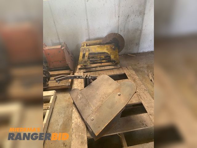 Lot 30-2001 - Asphalt Cutter wheel and end shoe for grader