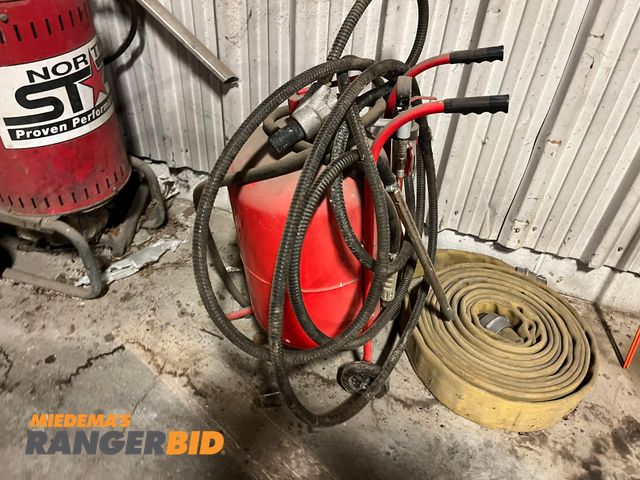 Lot 30-3735 - Central Pneumatic Pressurized Abrasive Blaster