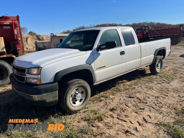 Lot 30-2537 - 2007 Chevrolet Silverado Classic 2500HD with a 6.0L V8 OHV 16V engine. Extended Cab Pickup Truck RWD