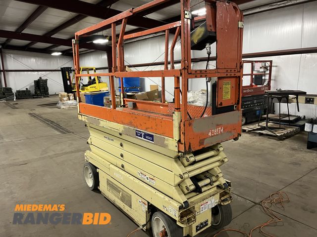 Lot 30-2146 - 2002 JLG 2632E2 26' Scissor Lift