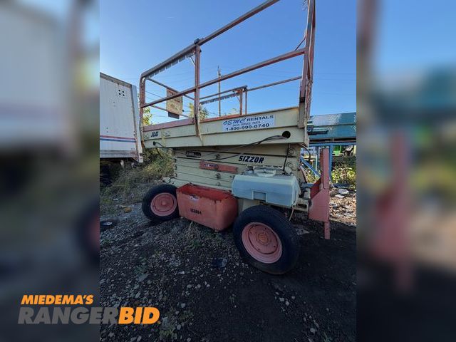 Lot 30-10733 - JLG Scissor Lift JLG SCISSOR LIFT