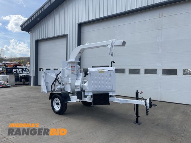 Lot 30-11134 - 2017 Bandit 200UC 12" Disc Wood Chipper with gasoline engine and reads 947 hours.