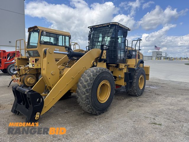 Lot 30-10666 - 2020 CAT 962M High Lift Wheel Loader CAT’s version of a quick coupler (Fusion Coupler) on the arms a...