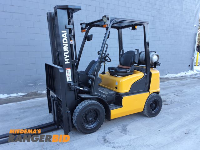 Lot 30-203 - 2014 Hyundai 5,000lbs Capacity Pneumatic Forklift - See Video for Operation
