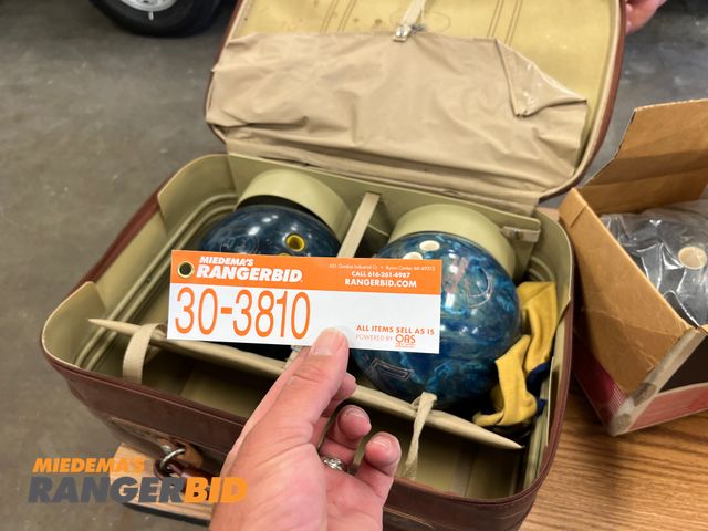 Lot 30-3810 - 2 Bowling balls with case